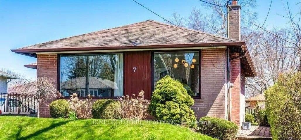 Stonehenge Crescent in Toronto · Woburn — photo 2