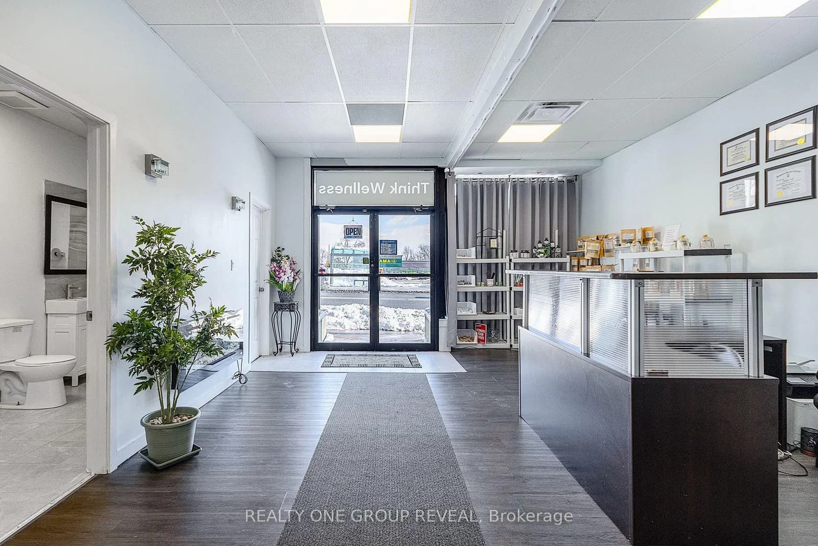 Simcoe Street Floor in Oshawa · Central — photo 2