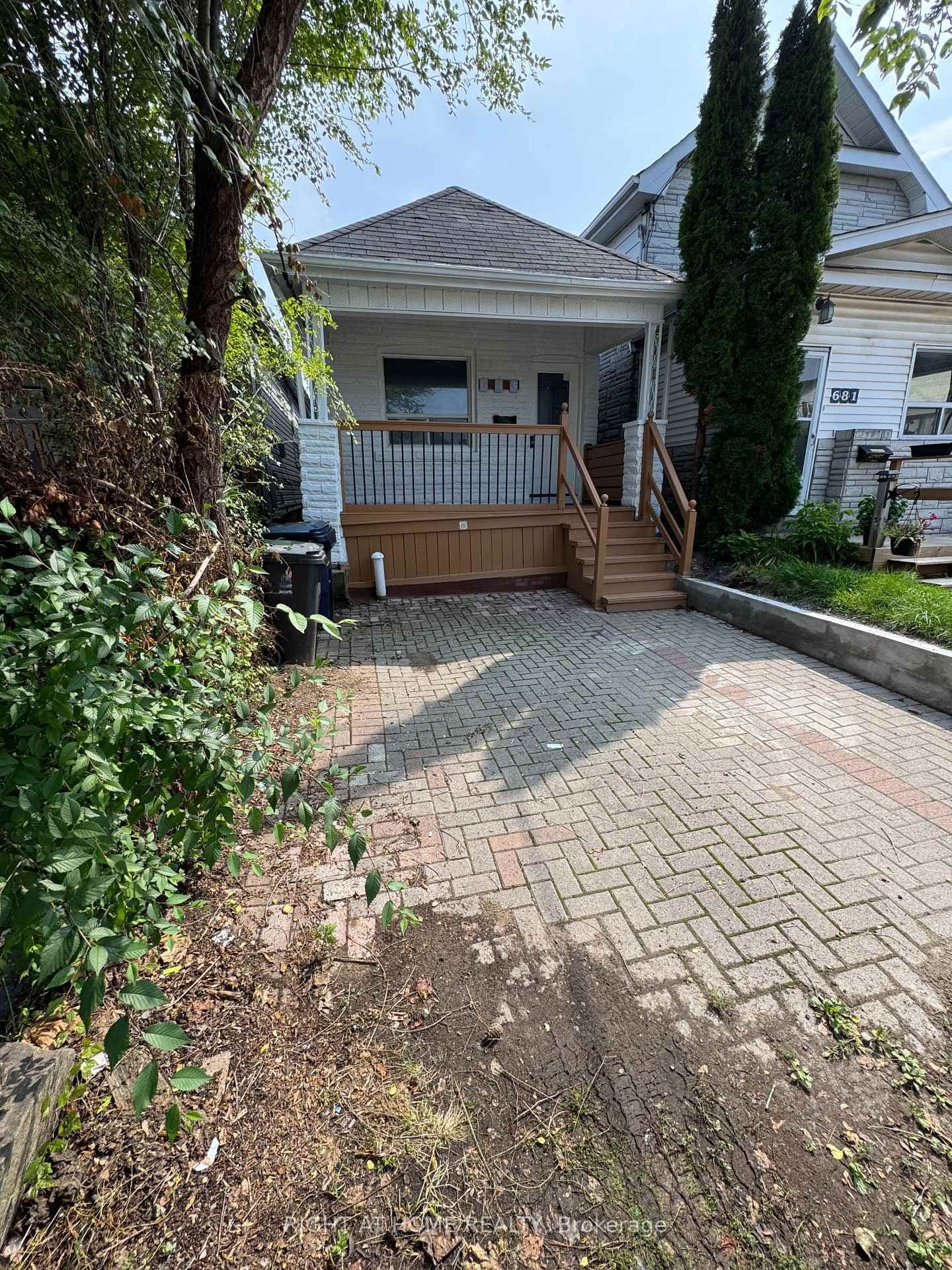 Mortimer Avenue in Toronto · Danforth Village-East York — photo 3