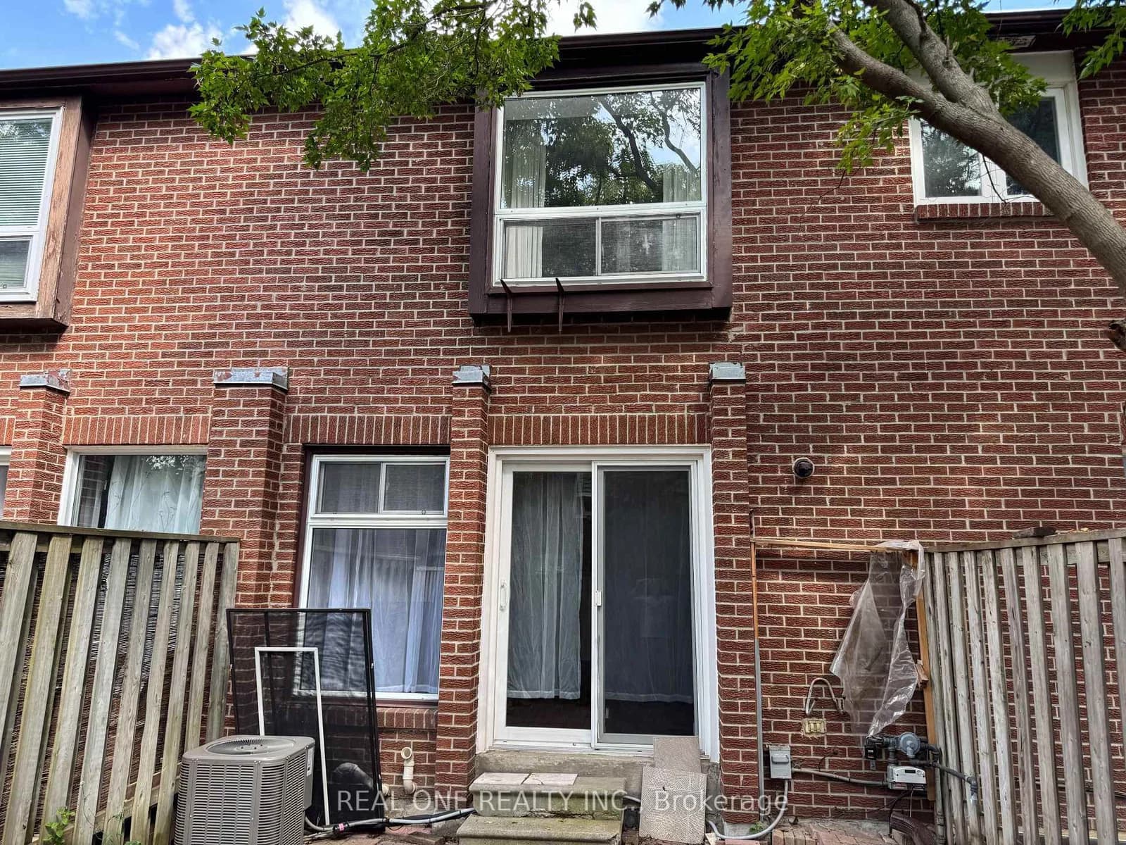 Dusay Place in Toronto · L'Amoreaux — photo 2