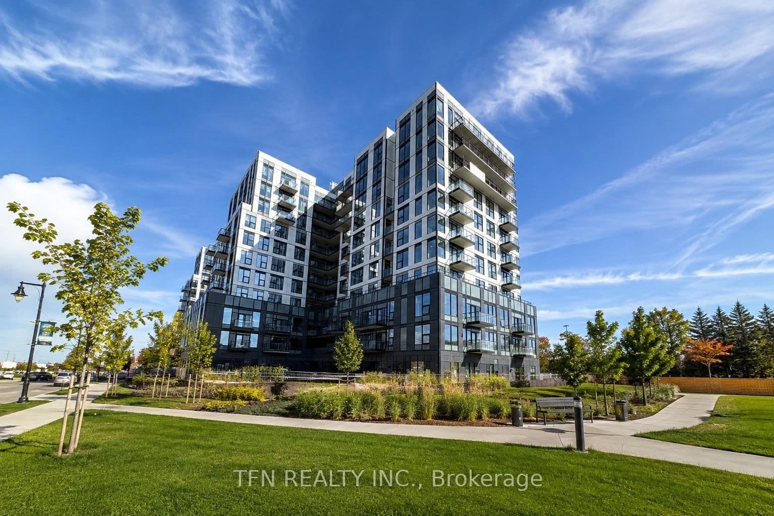 Photo of Kingston Road in Toronto · Rouge E11
