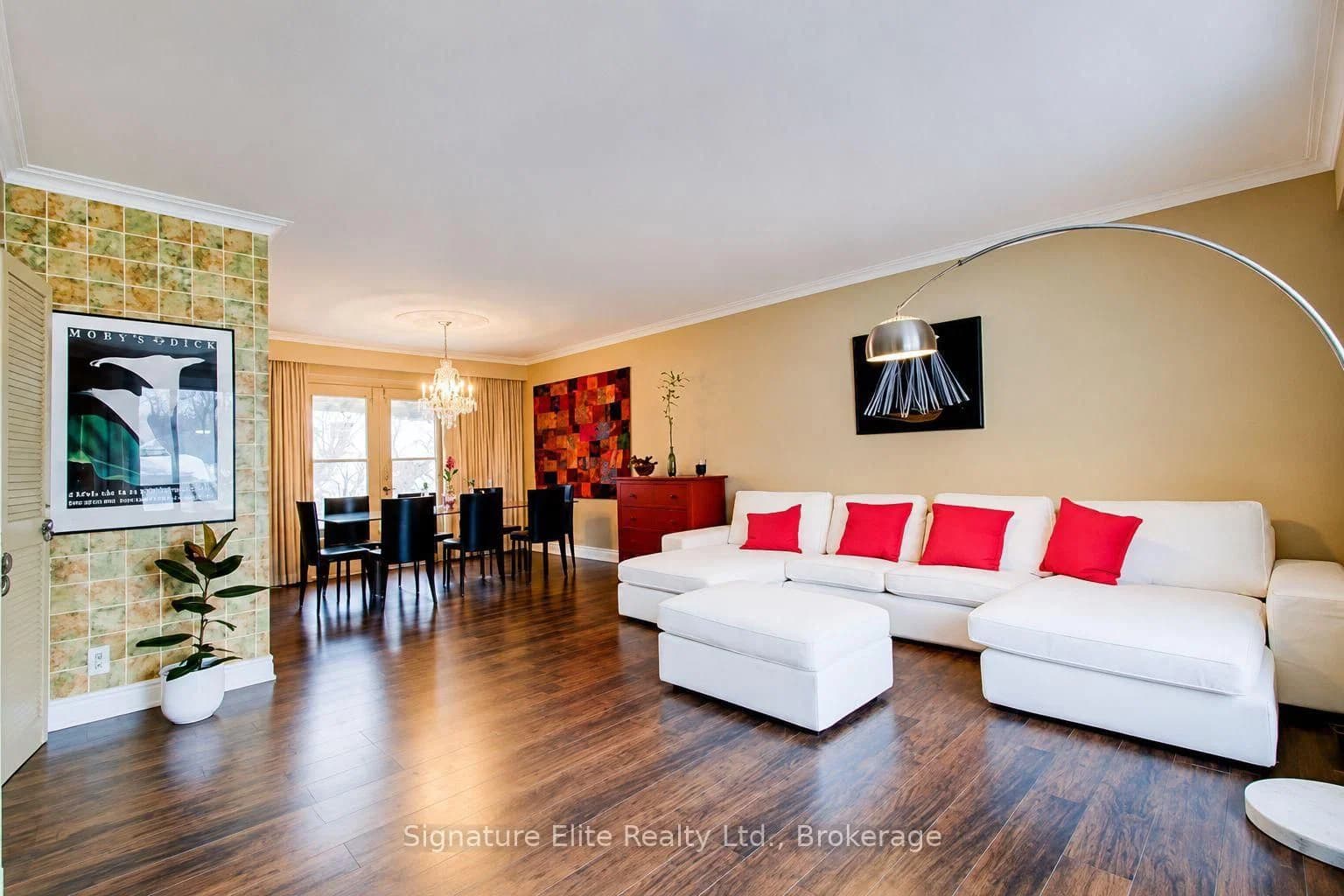 Burnview Crescent in Toronto · Woburn — photo 3