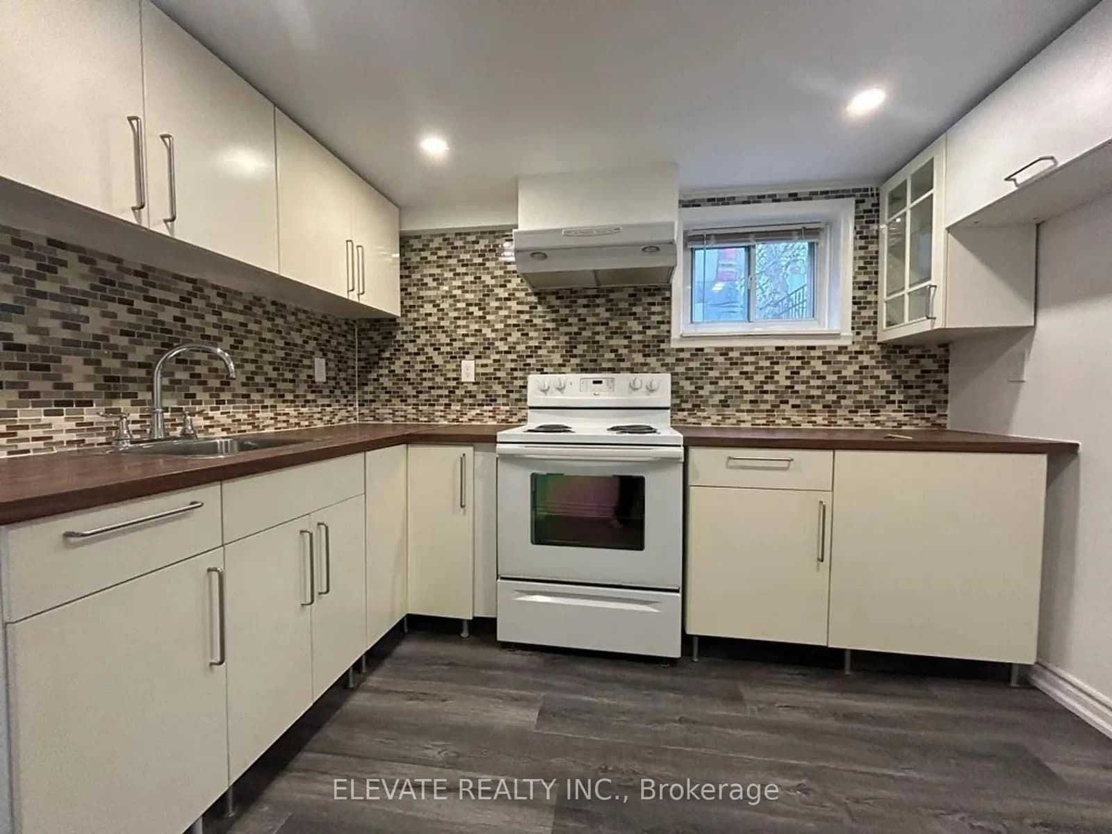 Hollydene Road in Toronto · Clairlea-Birchmount — photo 2