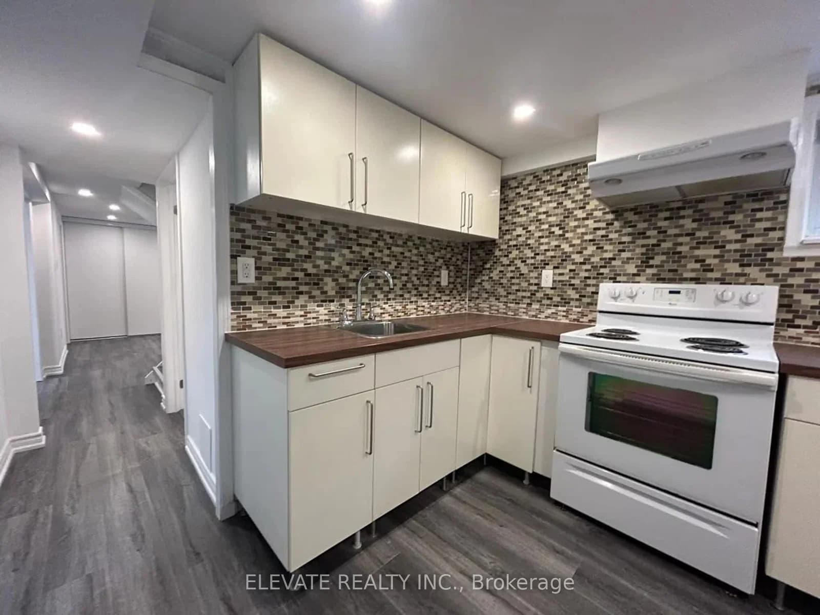 Hollydene Road in Toronto · Clairlea-Birchmount — photo 3