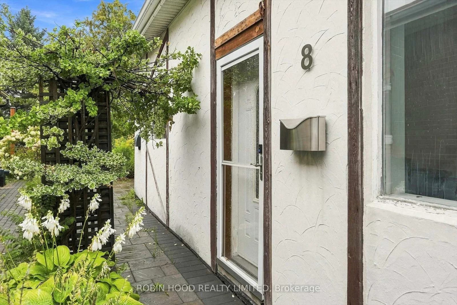 Pandora Circle in Toronto · Woburn — photo 2