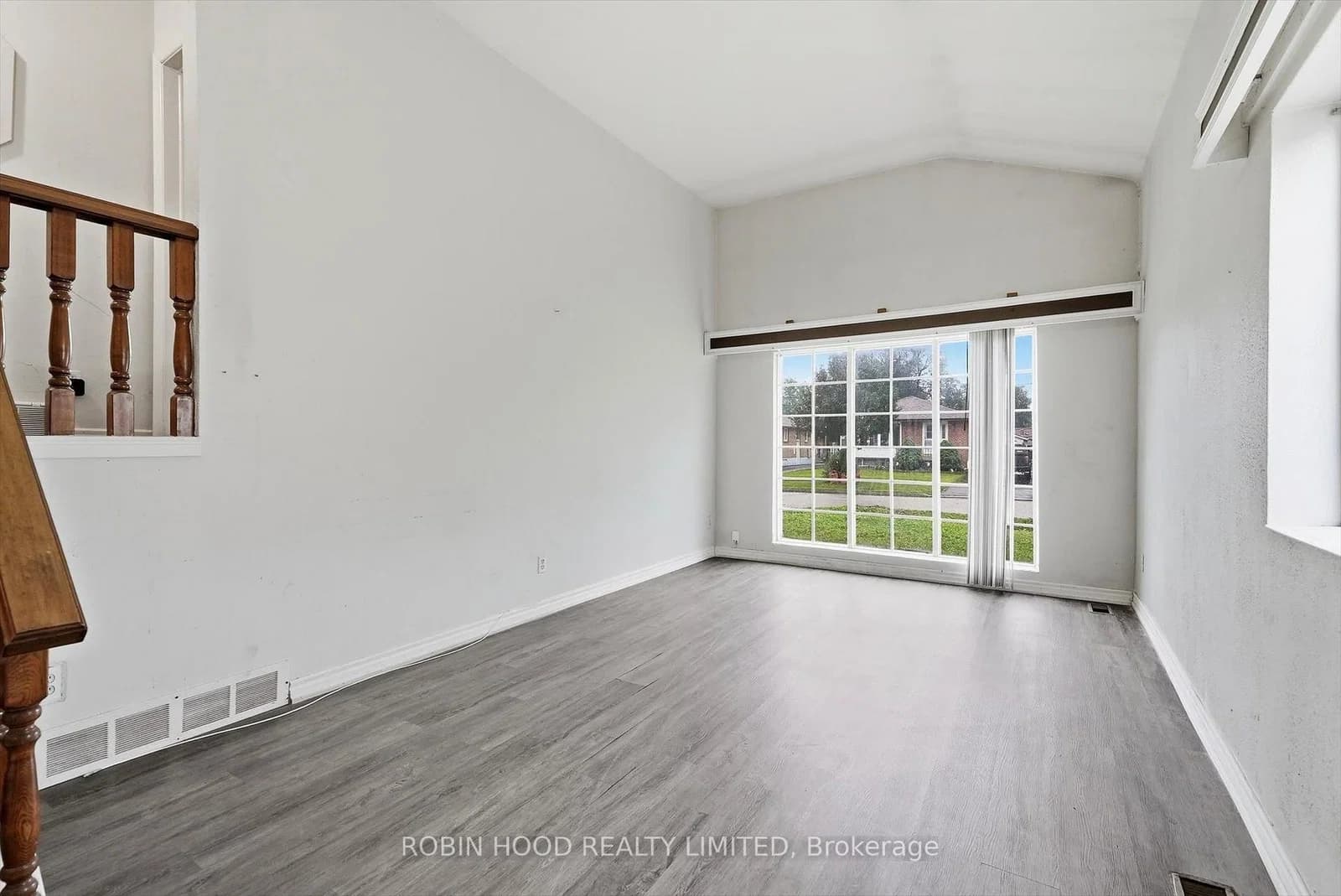 Pandora Circle in Toronto · Woburn — photo 3