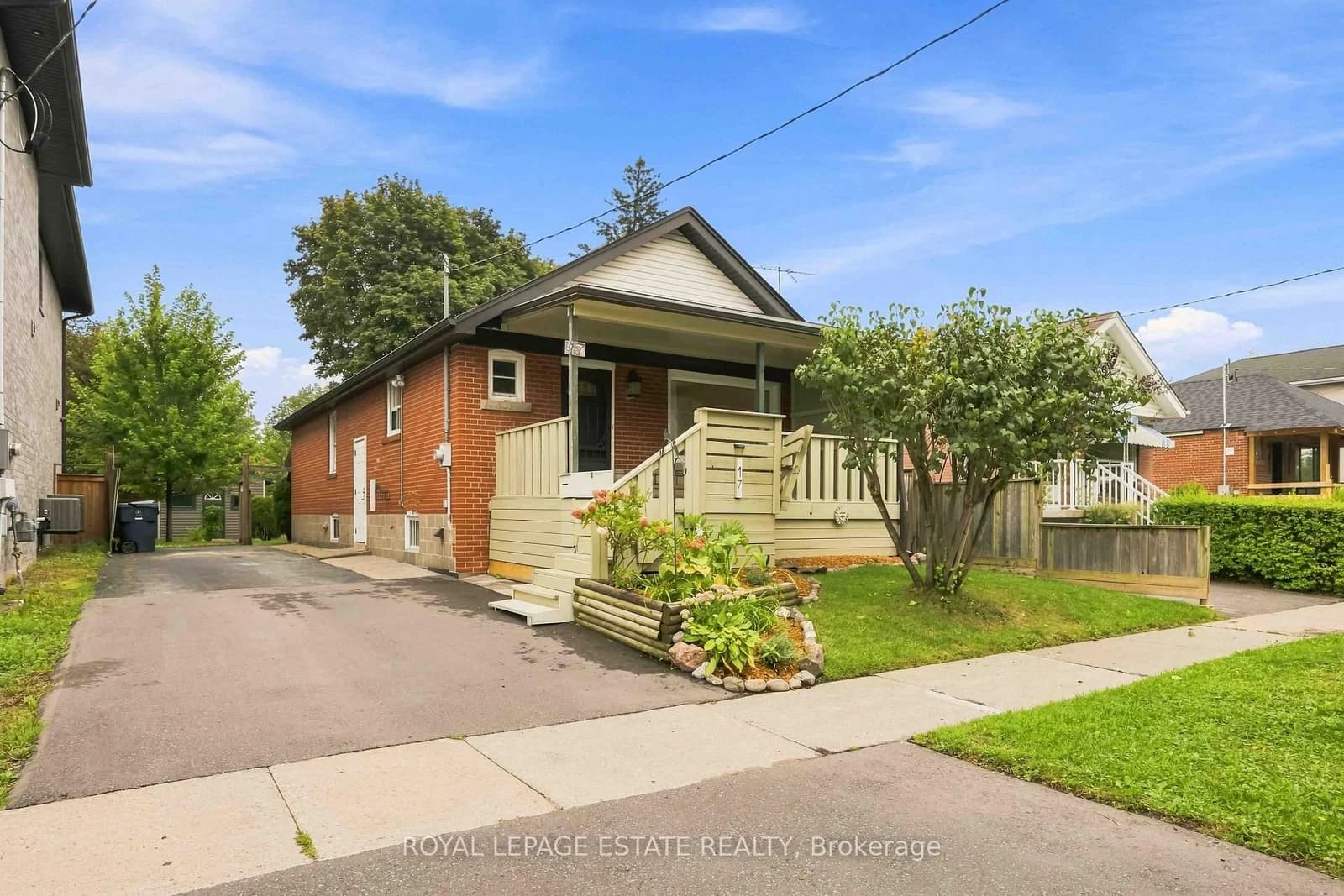 Arden Crescent in Toronto · Clairlea-Birchmount — photo 2