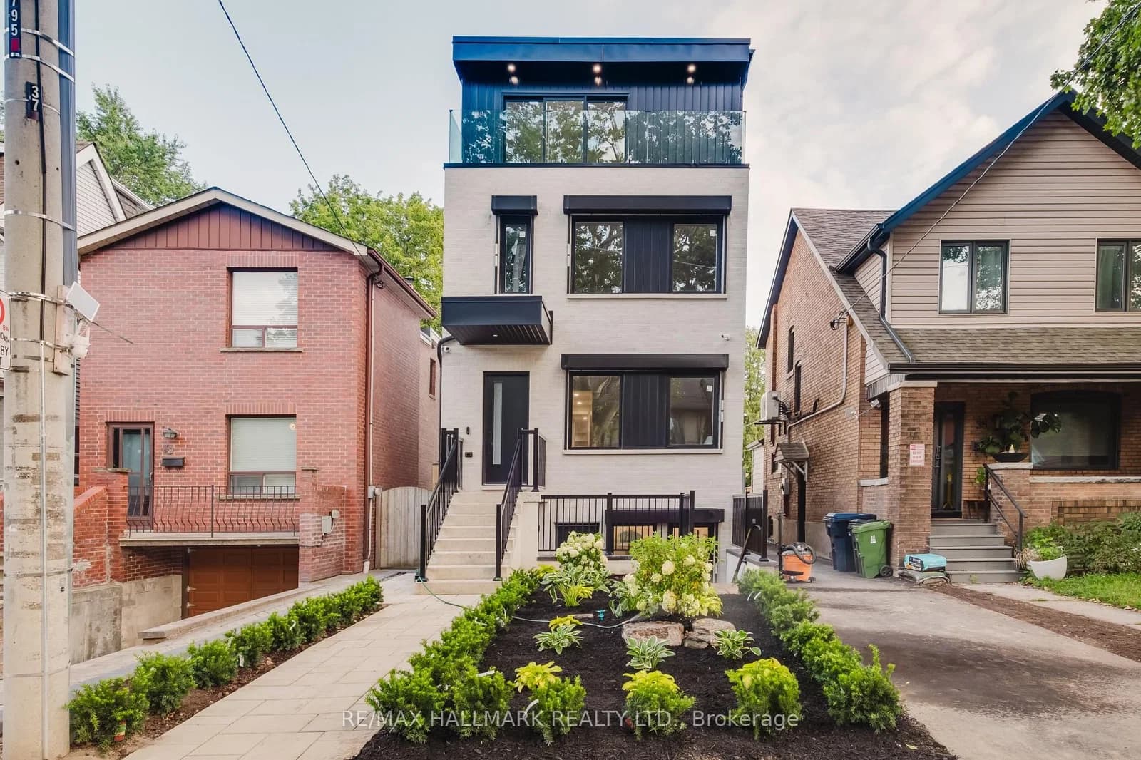 MILVERTON Boulevard 1 in Toronto · Danforth — photo 2