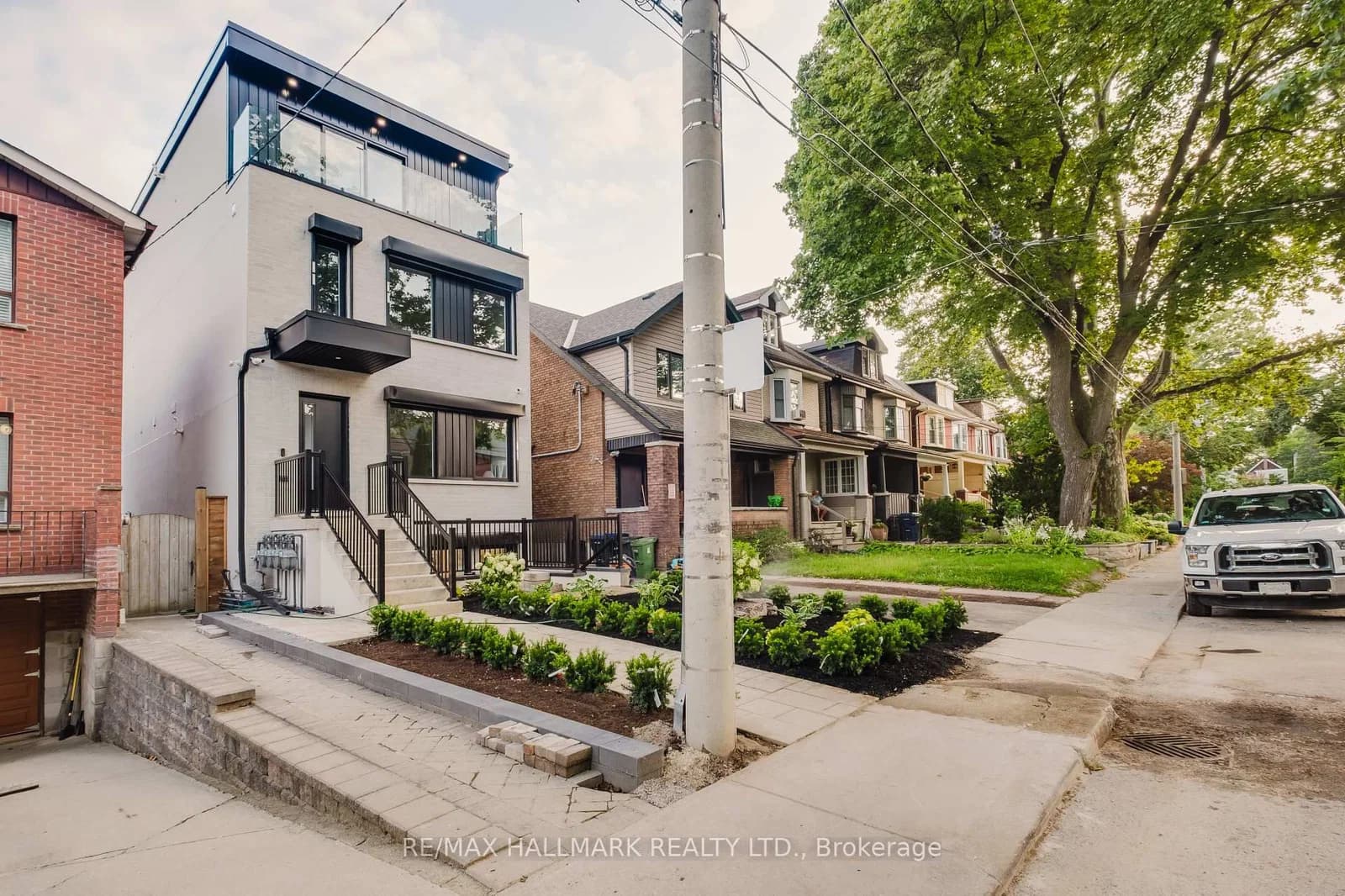 MILVERTON Boulevard 1 in Toronto · Danforth — photo 3