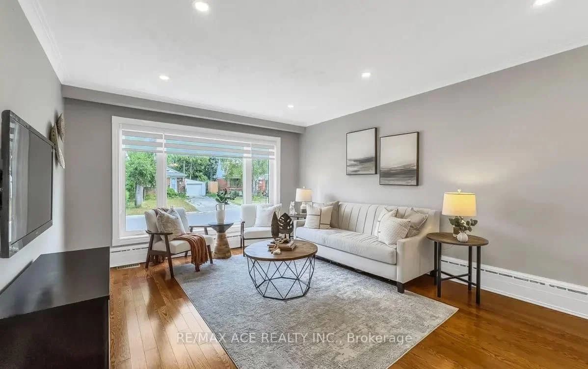 Ivorwood Crescent in Toronto · Wexford-Maryvale — photo 2
