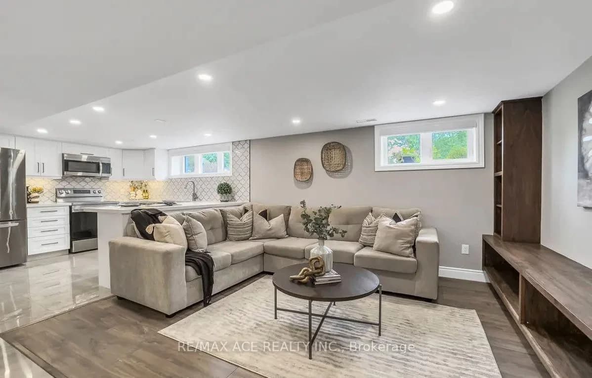 Ivorwood Crescent in Toronto · Wexford-Maryvale — photo 2