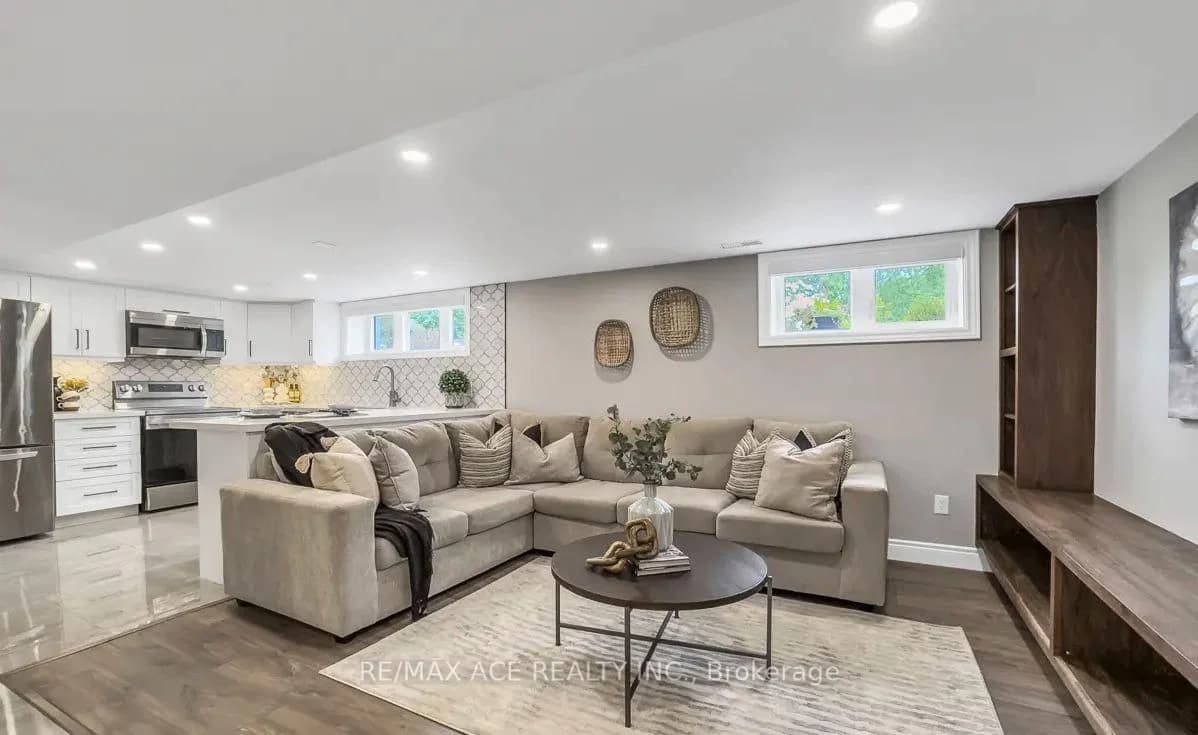 Ivorwood Crescent in Toronto · Wexford-Maryvale — photo 3