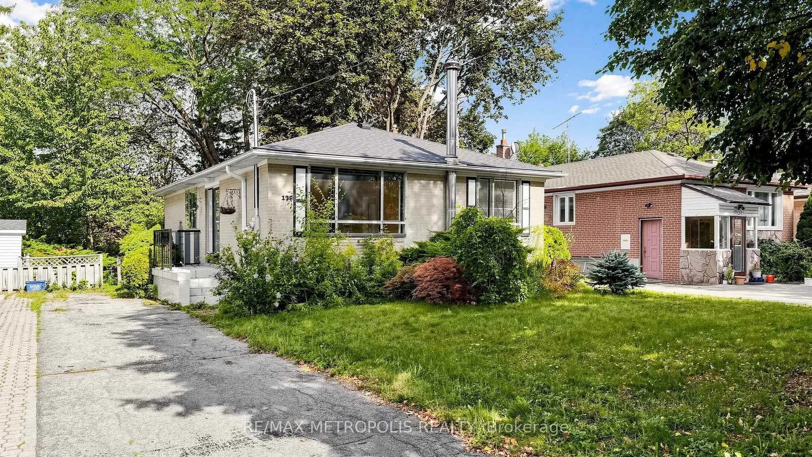 Pandora Circle in Toronto · Woburn — photo 2