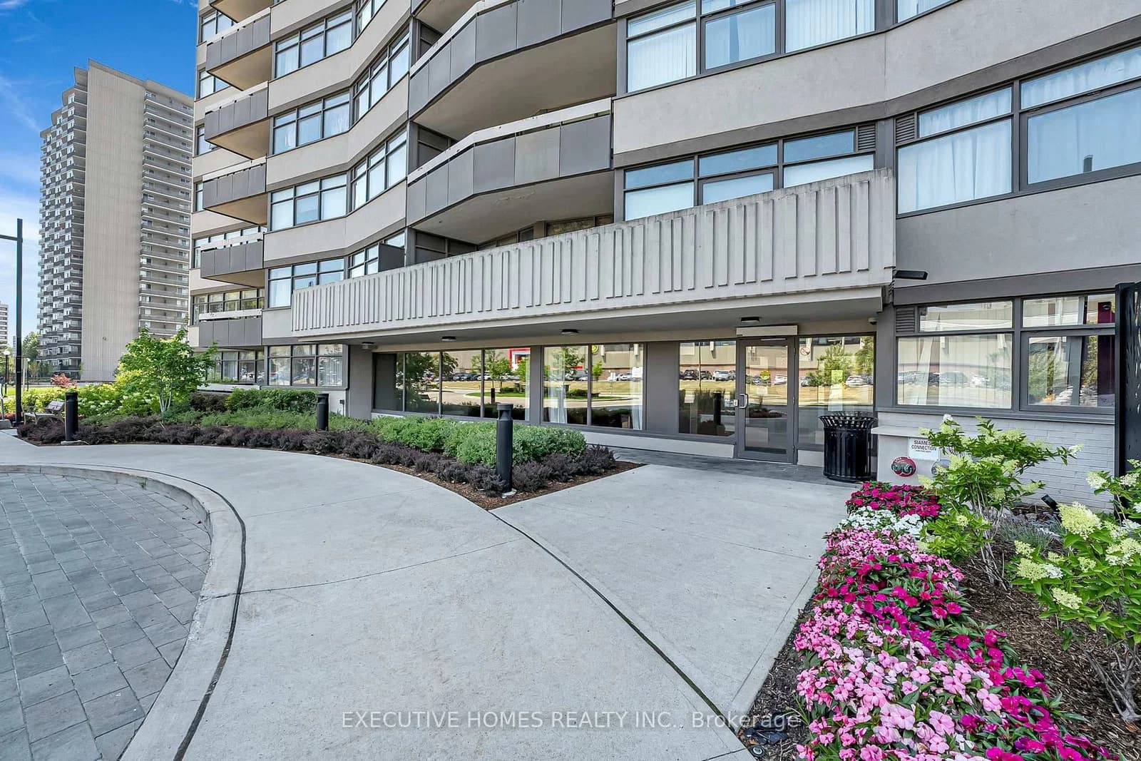 Bridletowne Circle in Toronto · L'Amoreaux — photo 2