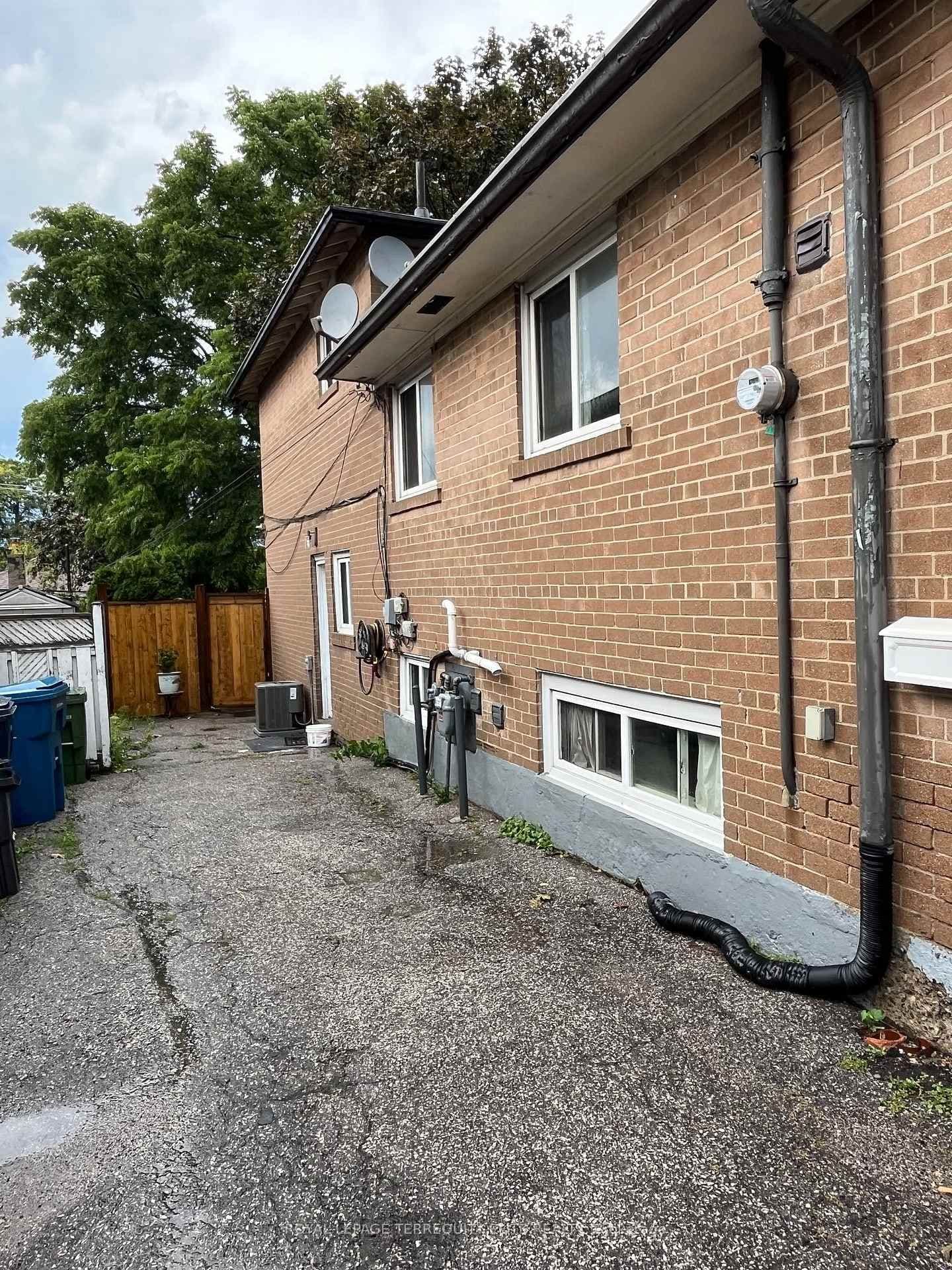 Pender Crescent & Upper in Toronto · Tam O'Shanter-Sullivan — photo 3