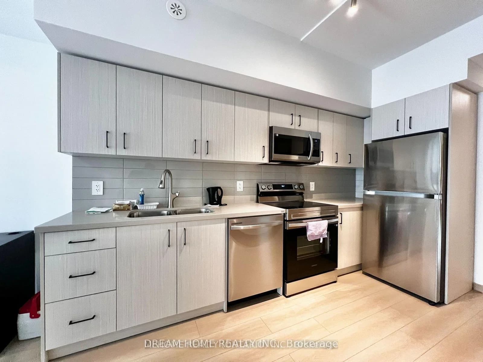 Sheppard Avenue-207 in Toronto · Tam O'Shanter-Sullivan — photo 3