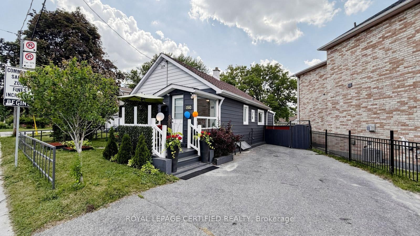 922A Danforth Road in Toronto · Kennedy Park — photo 3