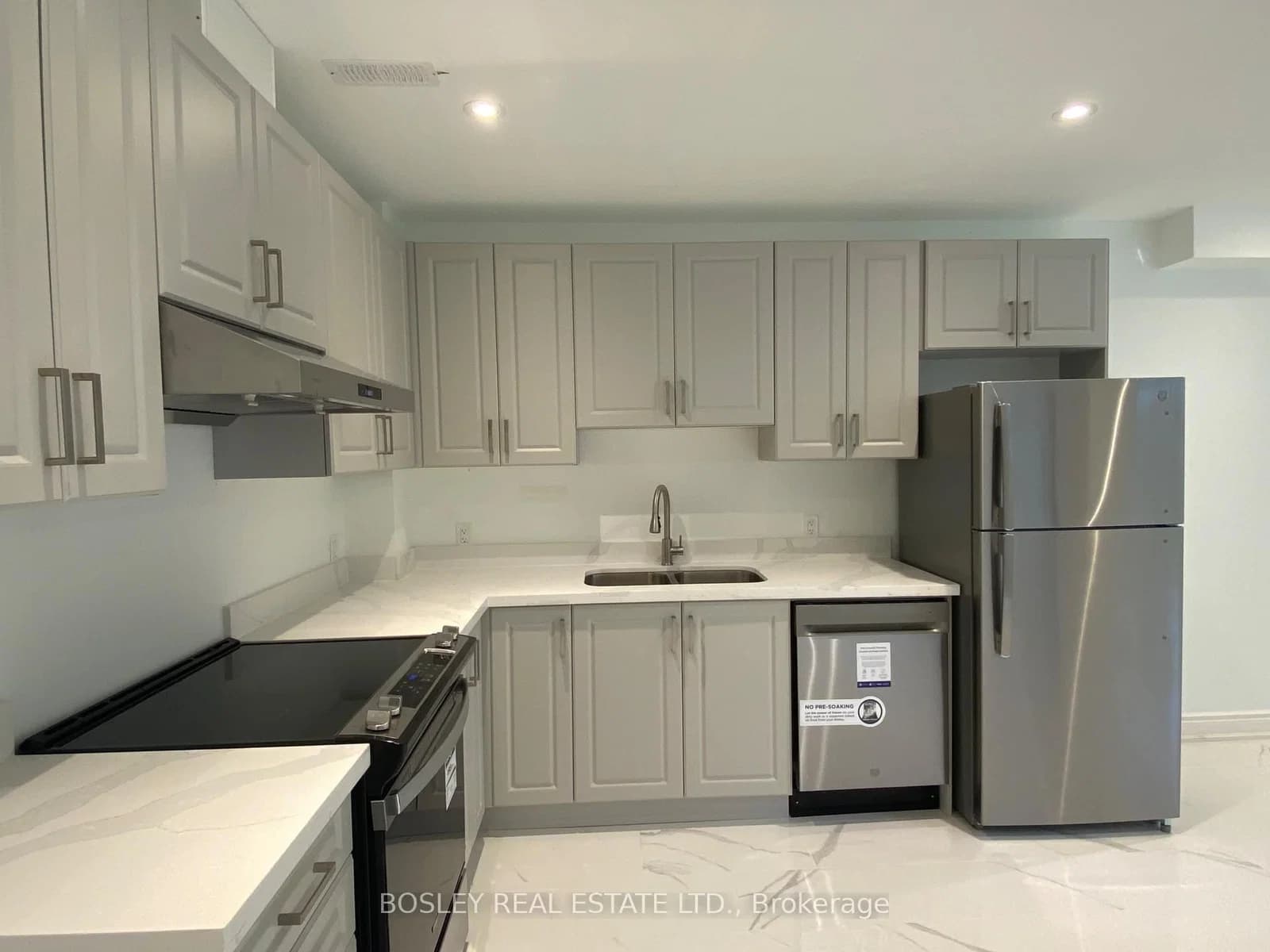 Queen Victoria Street in Toronto · Blake-Jones — photo 2