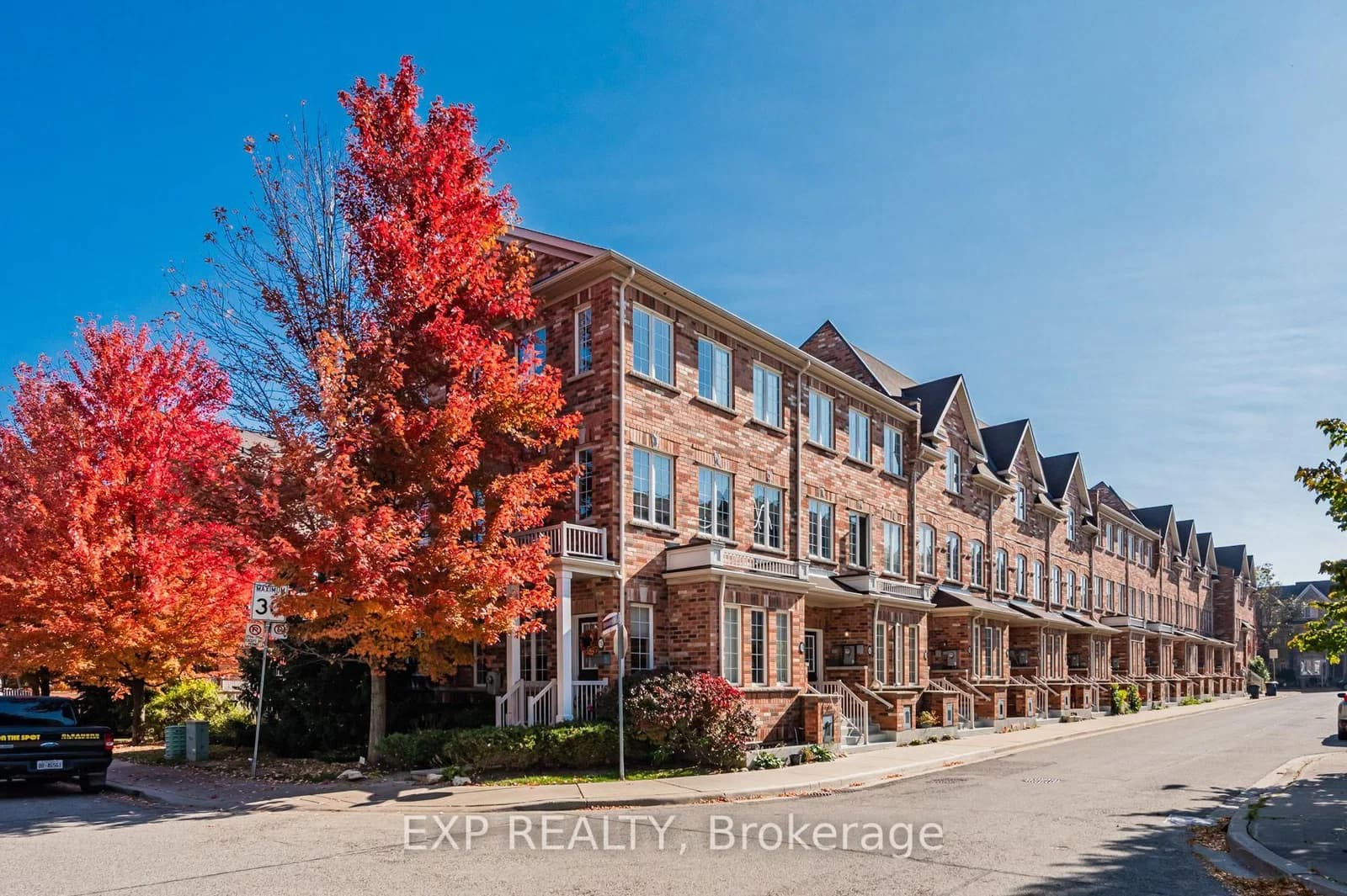 Carnahan Terrace in Toronto · East End-Danforth — photo 2