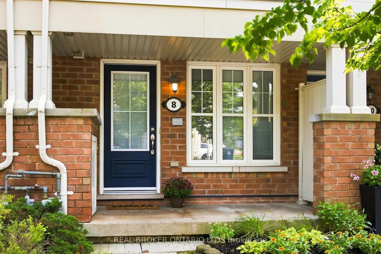 Ayers Crescent in Toronto · Clairlea-Birchmount — photo 2
