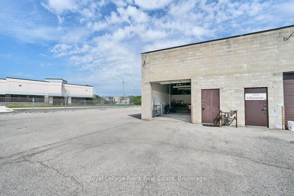 Monarch Avenue in Ajax · South West — photo 3