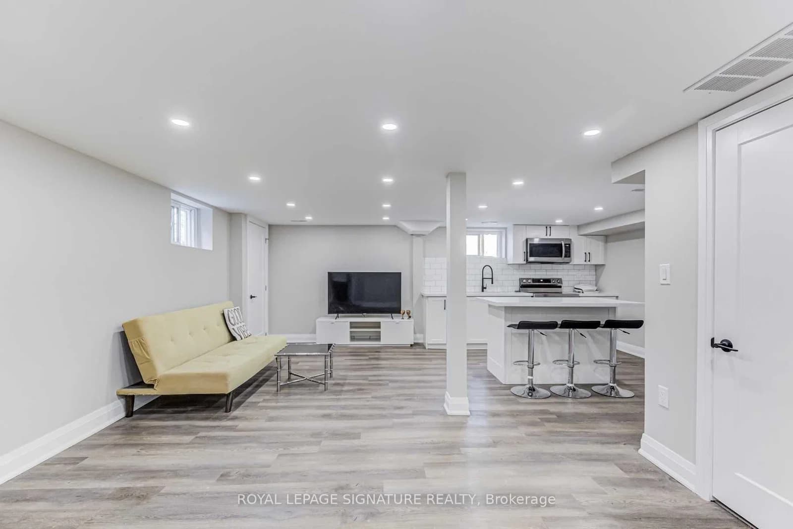 Inniswood Drive in Toronto · Wexford-Maryvale — photo 3
