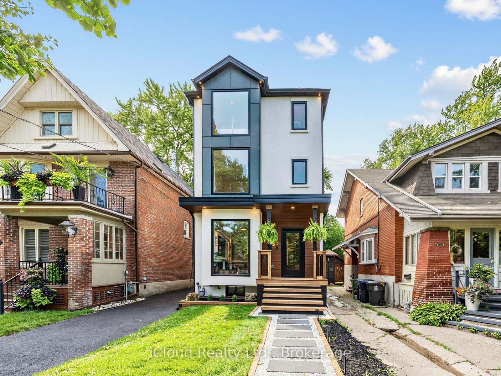 Photo of Woodycrest Avenue in Toronto · Danforth
