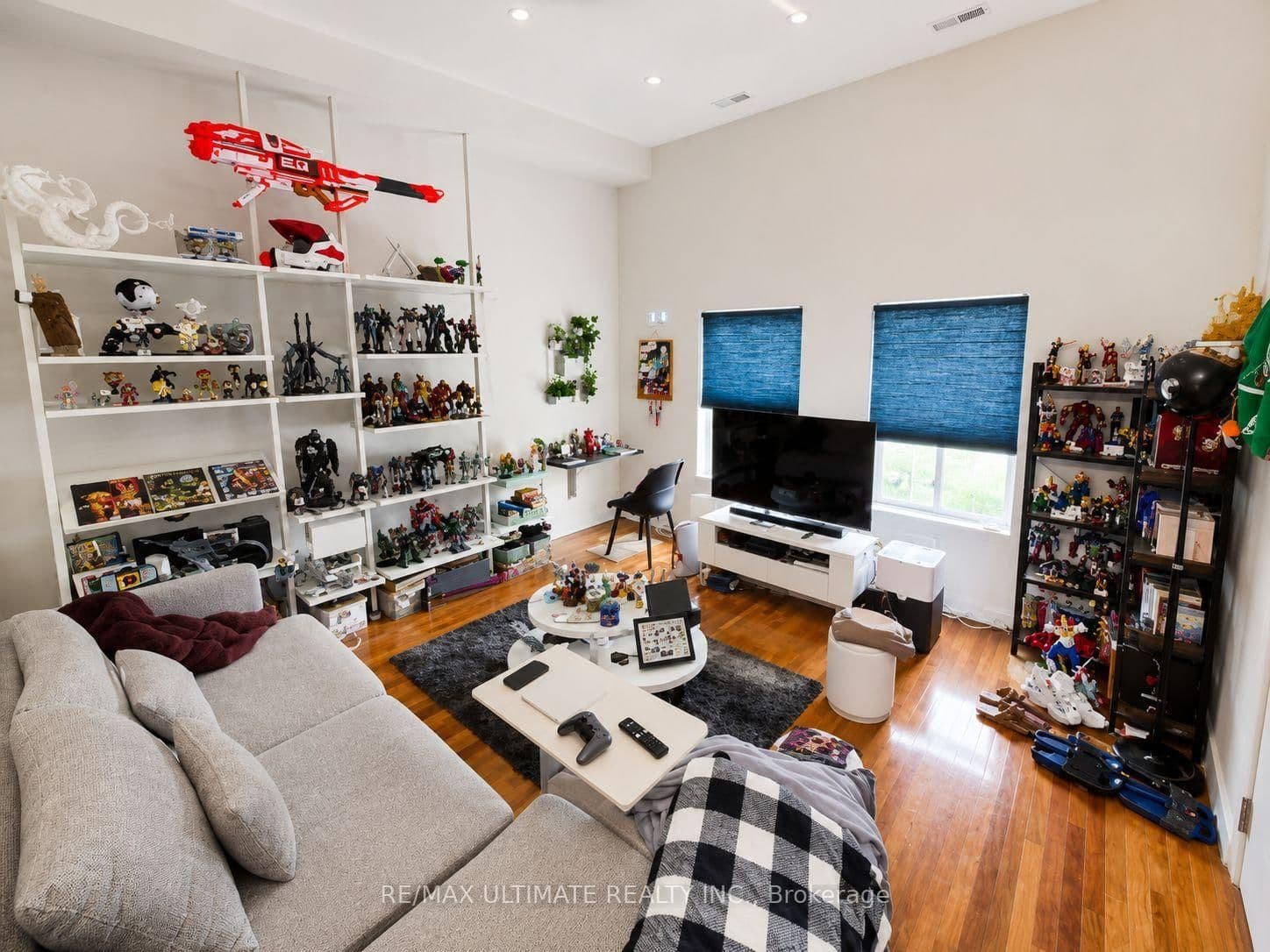 720-720A Queen Street in Toronto · South Riverdale — photo 2