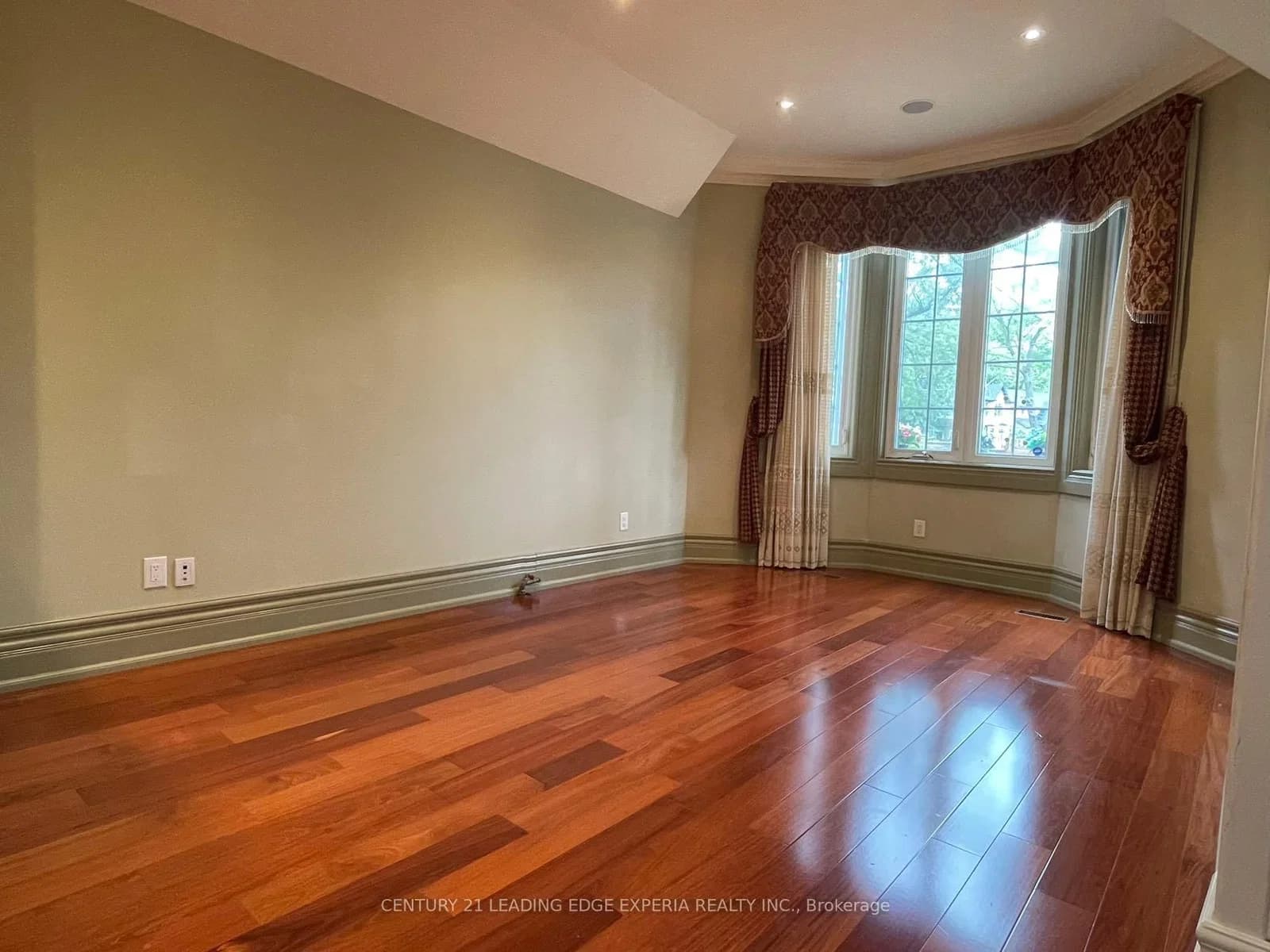 Grove Hill Drive in Toronto · L'Amoreaux — photo 3