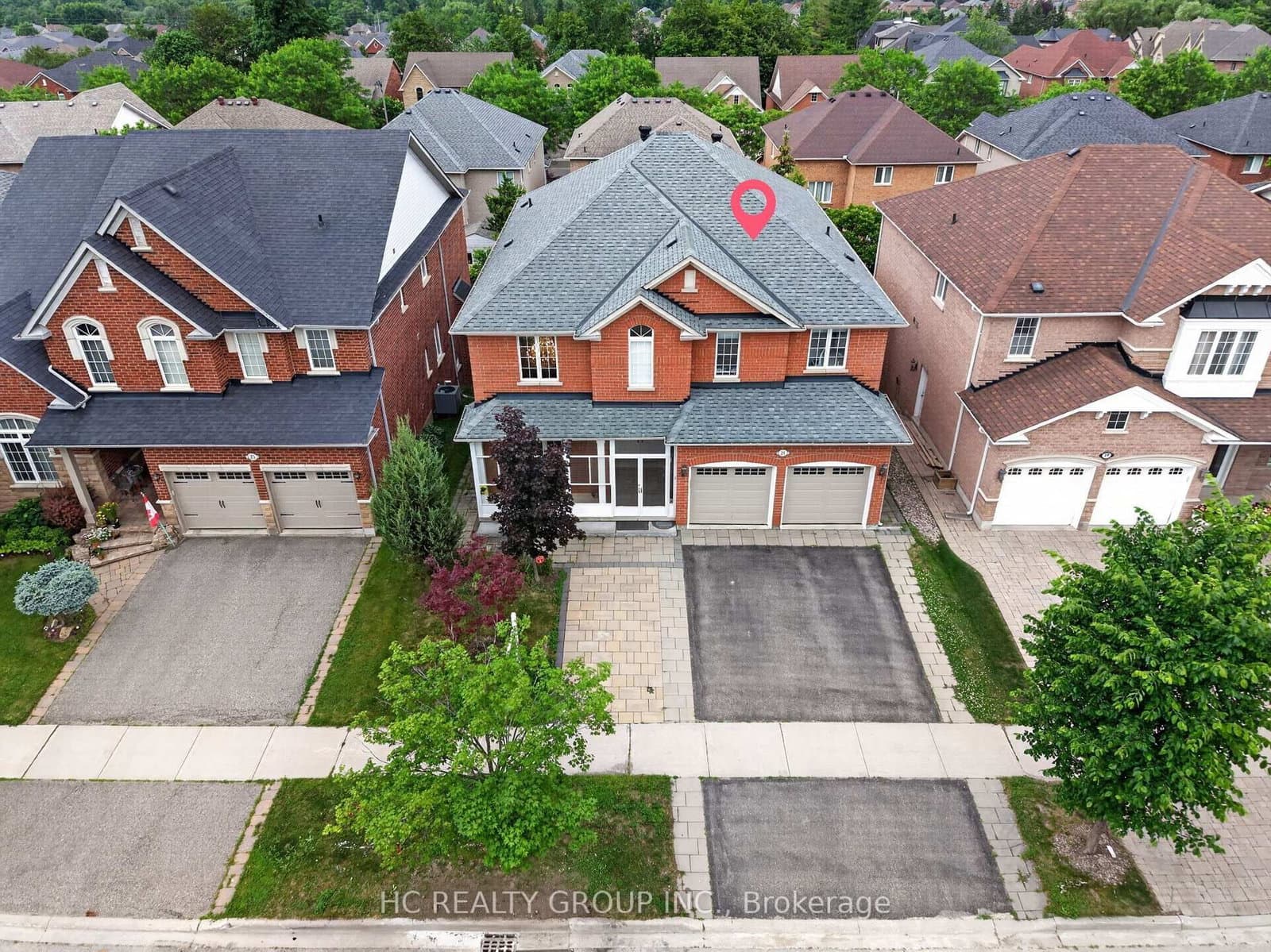 Wolf Trail Crescent in Richmond Hill · Jefferson — photo 2