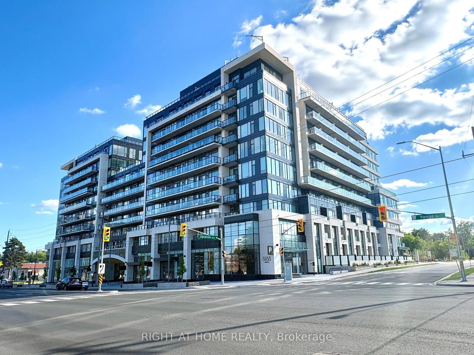 Photo of Yonge Street in Vaughan · Uplands