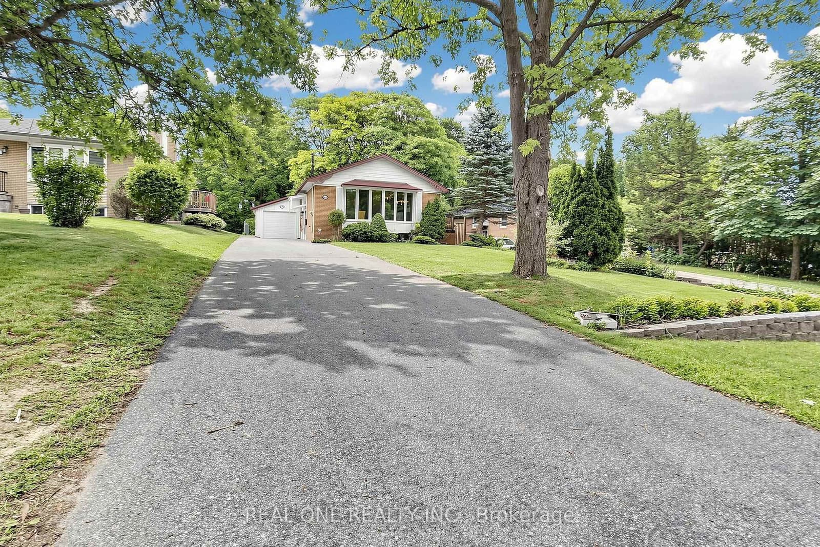 Photo of Bayview Parkway in Newmarket · Huron Heights-Leslie Valley