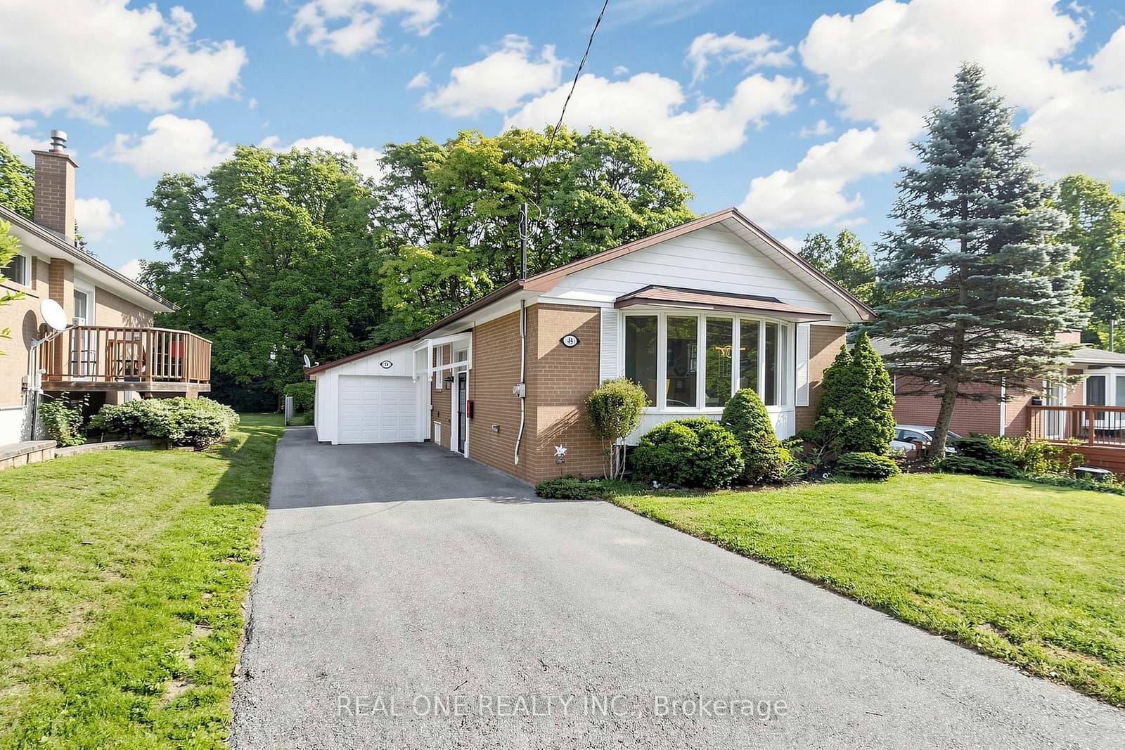 Bayview Parkway in Newmarket · Huron Heights-Leslie Valley — photo 2