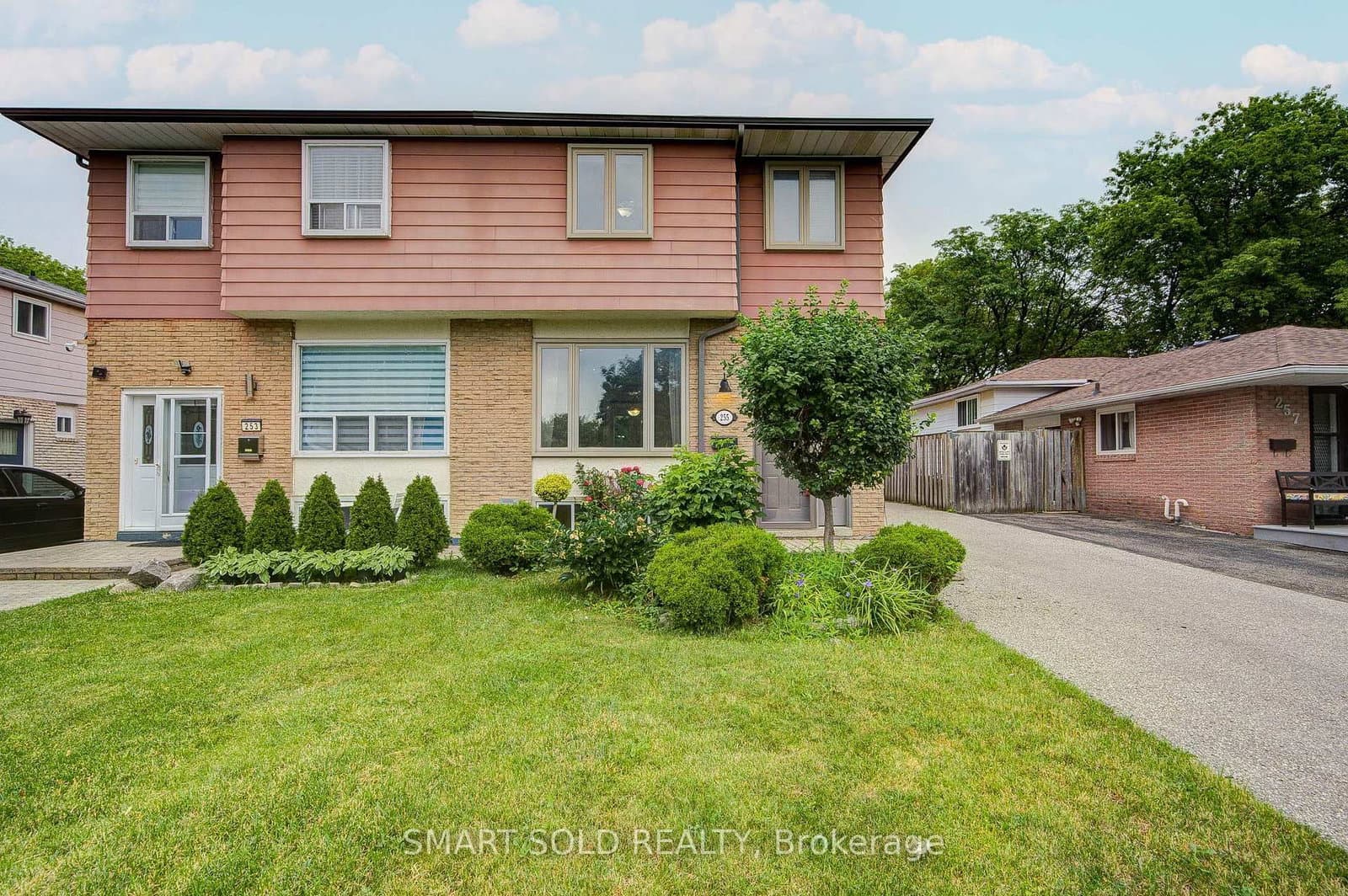 Cedar Avenue in Richmond Hill · Harding — photo 2