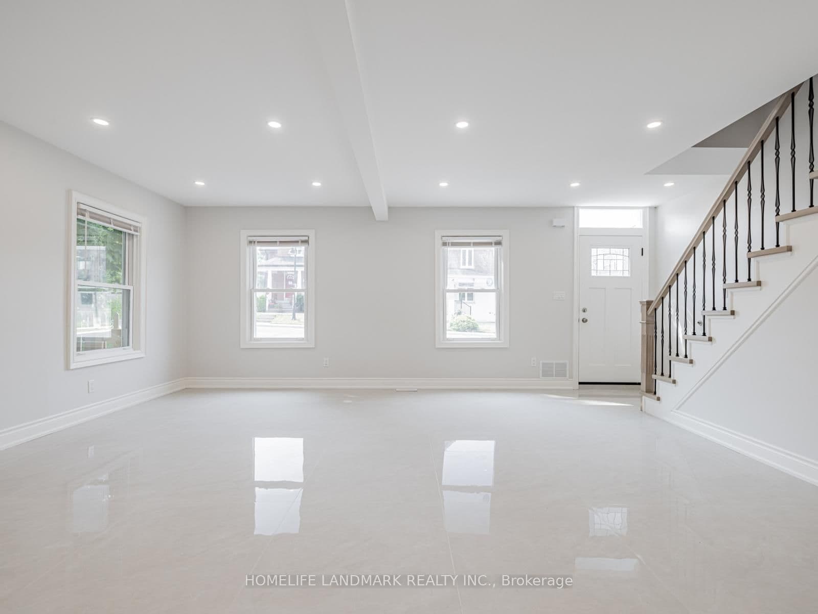Arnold Crescent in Richmond Hill · Mill Pond — photo 3