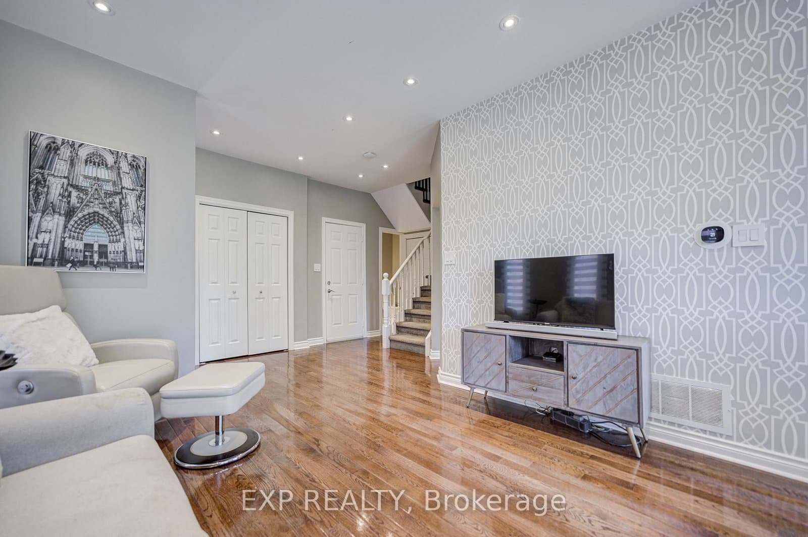 Sheridan Court in Newmarket · Gorham-College Manor — photo 3