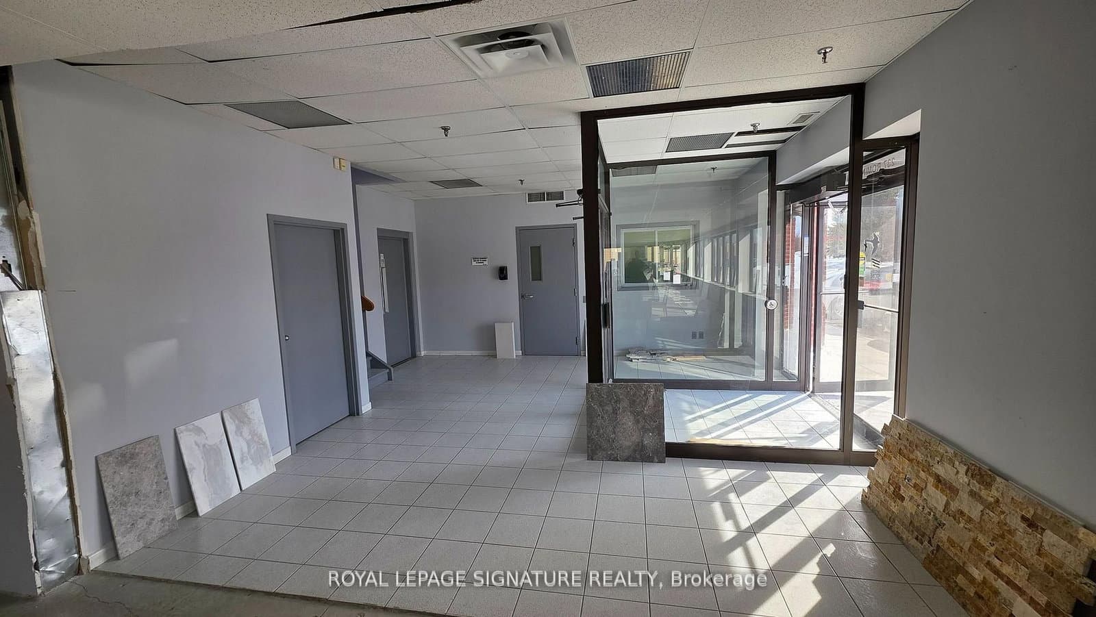 Romina Road, Ground Floor in Vaughan · Concord — photo 2