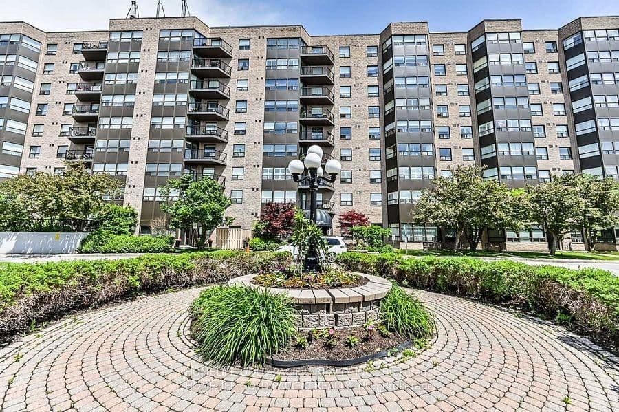 Raymerville Drive in Markham · Raymerville — photo 2