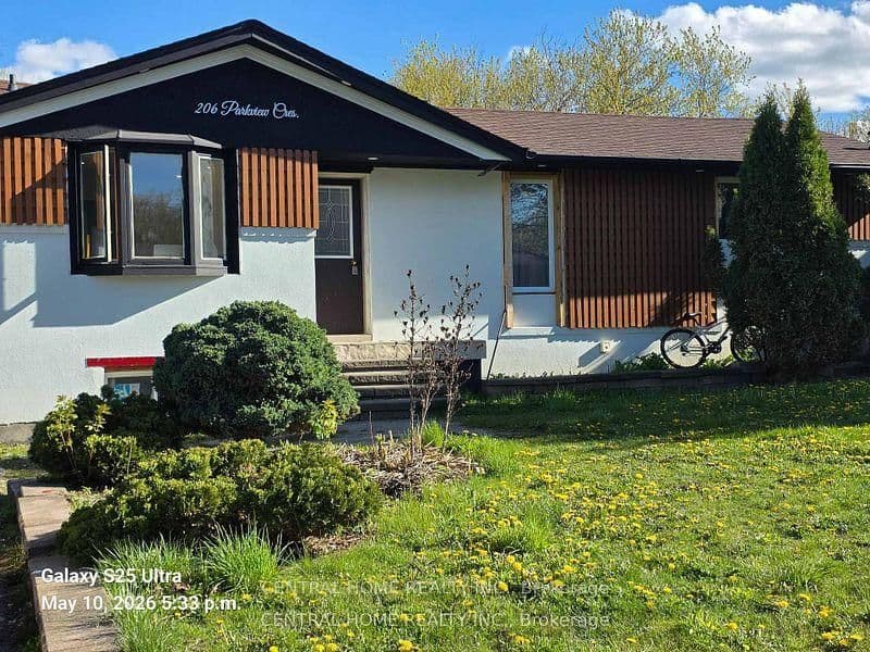 Parkview Crescent in Newmarket · Central Newmarket — photo 2