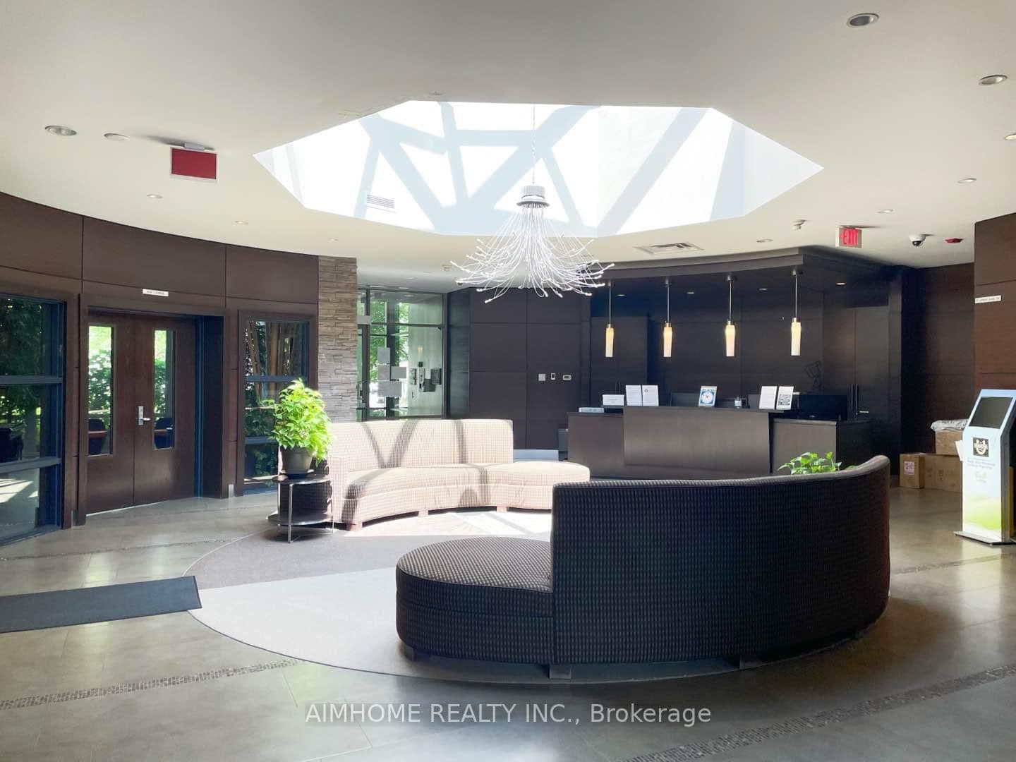 Upper Duke Crescent in Markham · Unionville — photo 2
