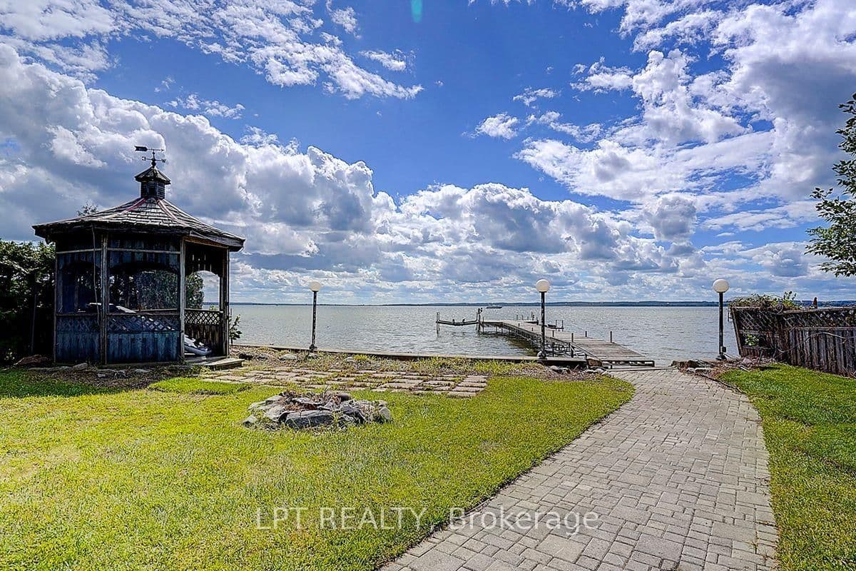 Metropolitan Crescent in Georgina · Keswick North — photo 2