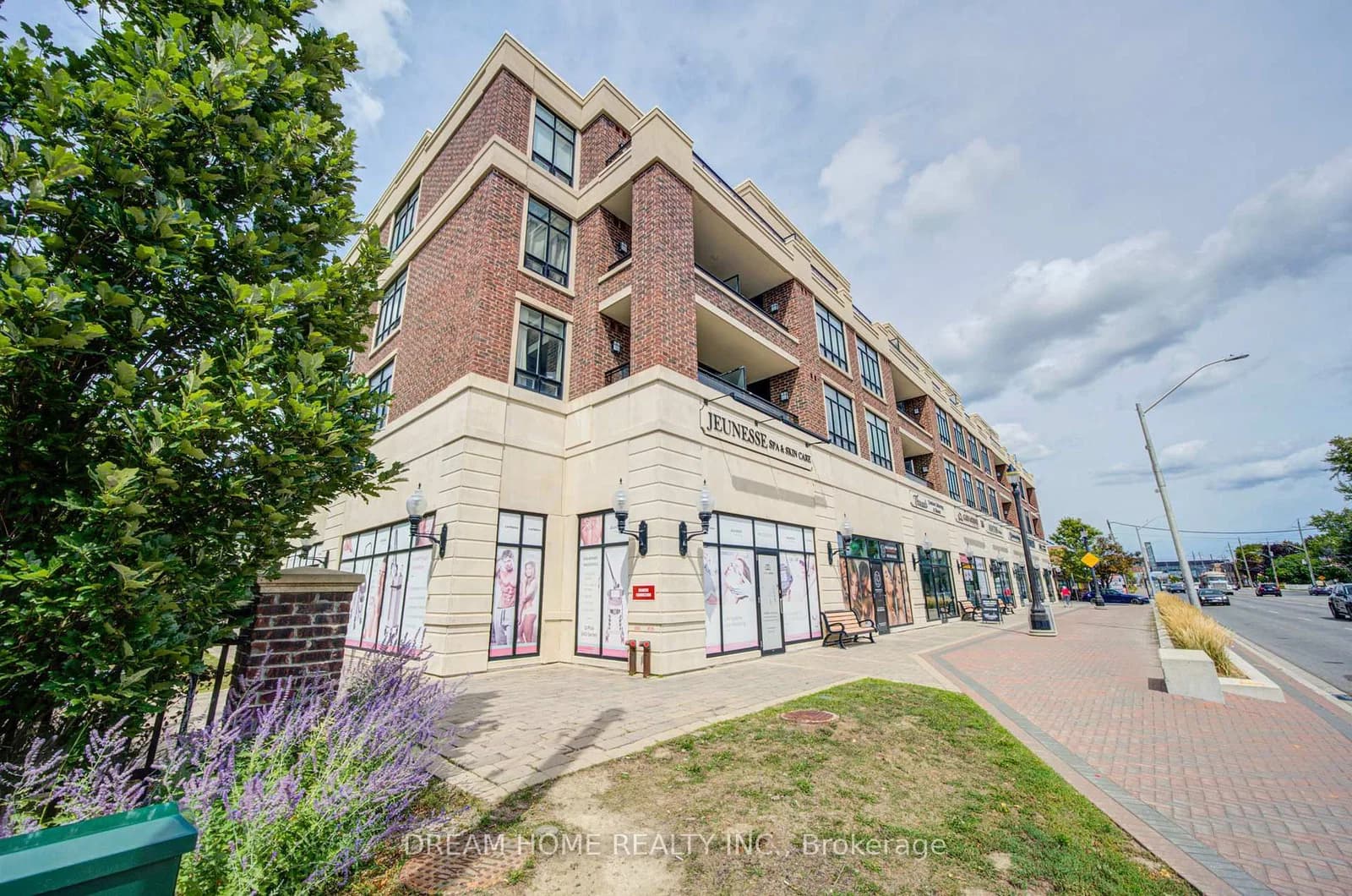 Photo of Major Mackenzie Drive in Vaughan · Maple