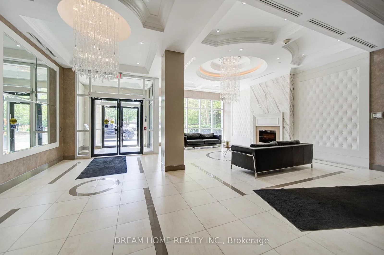 Major Mackenzie Drive in Vaughan · Maple — photo 3