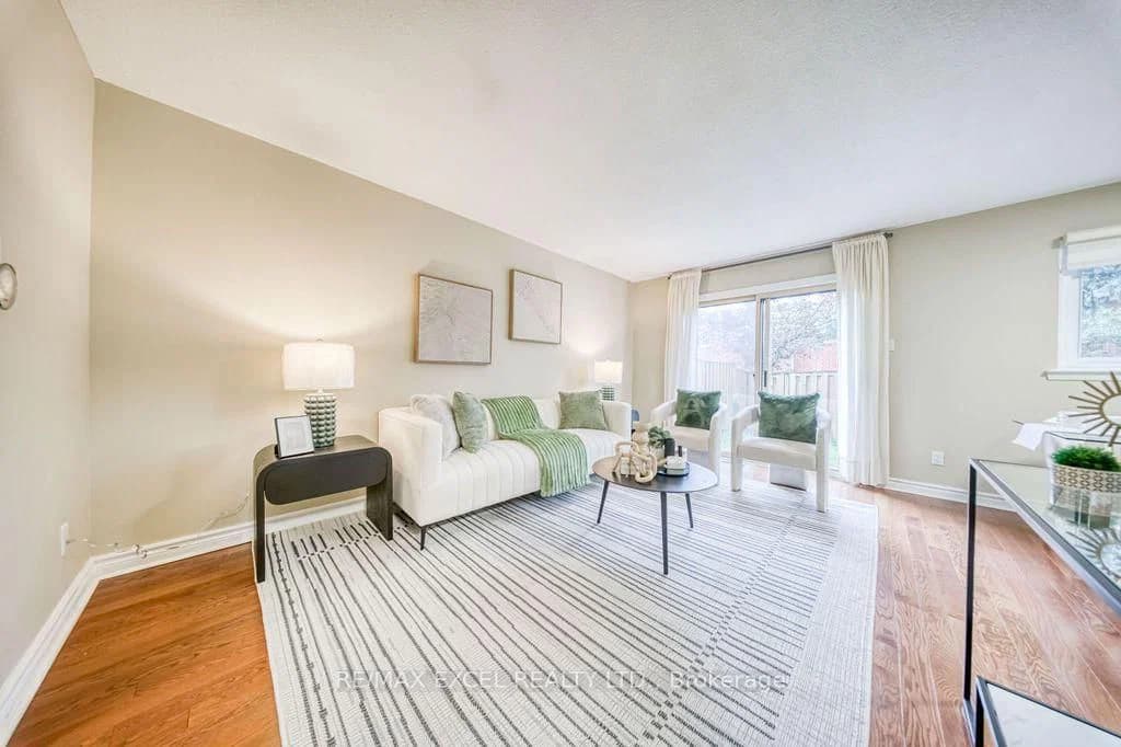 Harris Way in Markham · Aileen-Willowbrook — photo 3