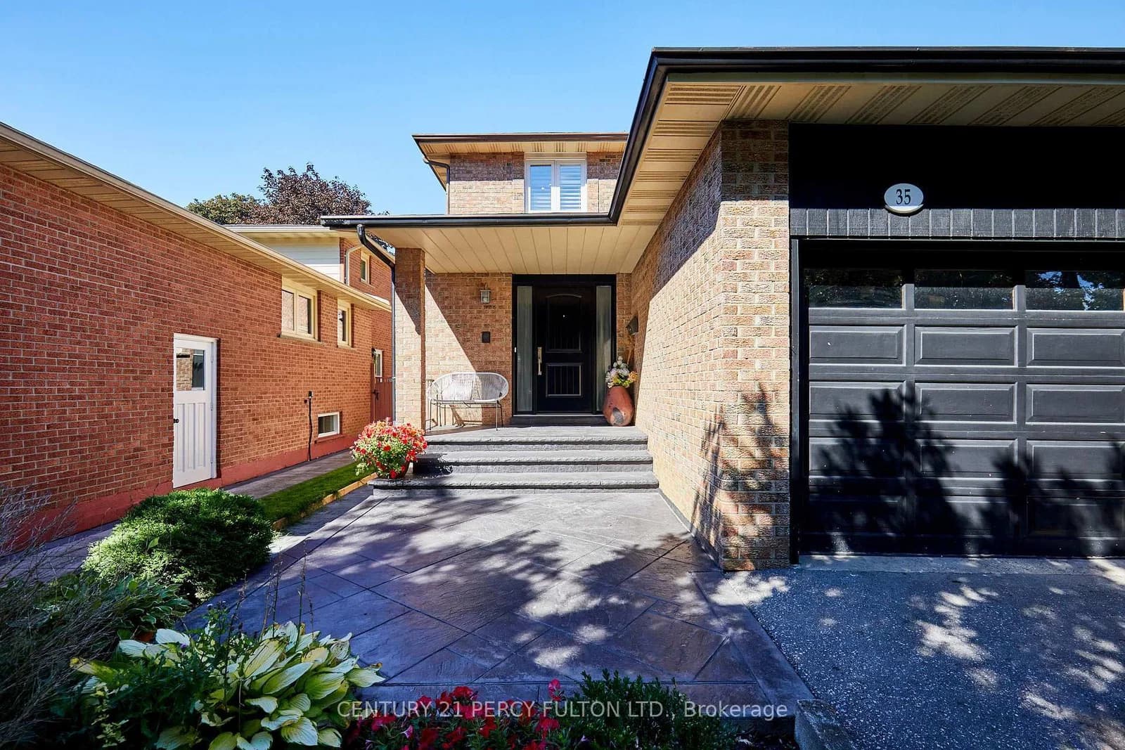 Ashland Crescent in Markham · Sherwood-Amberglen — photo 2