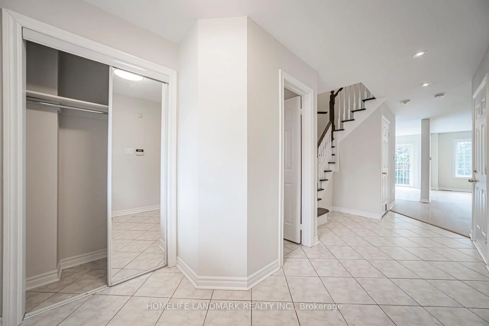 Bloomgate Crescent in Richmond Hill · Oak Ridges — photo 3