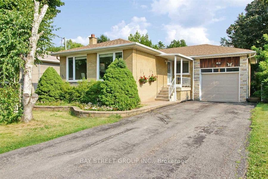 Photo of Elmwood Avenue Fl in Richmond Hill · Harding