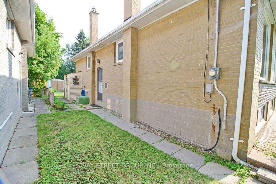 Elmwood Avenue Fl in Richmond Hill · Harding — photo 2