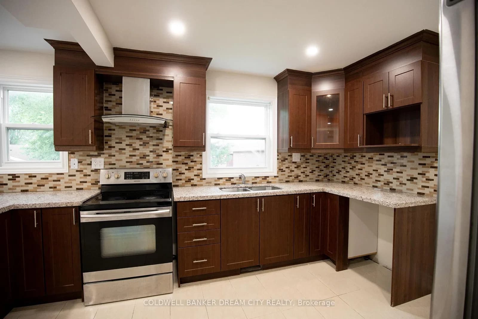 Elm Grove Avenue in Richmond Hill · Oak Ridges — photo 2