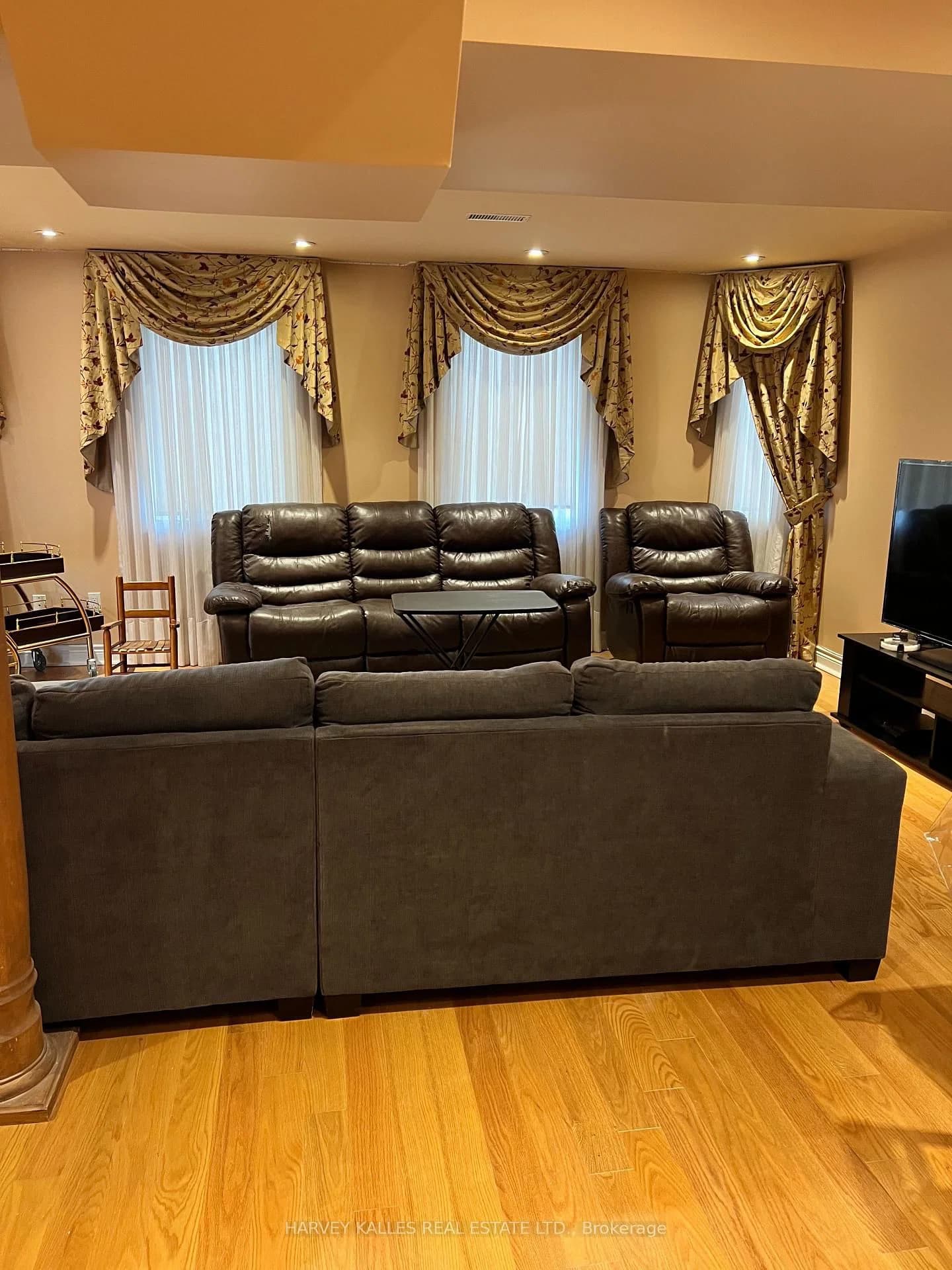 Photo of Ann Louise Crescent in Markham · Cedarwood